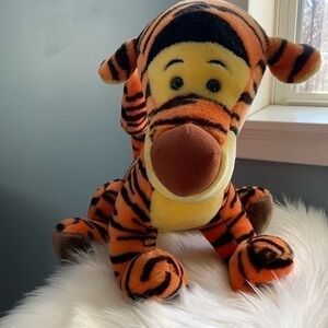 AUTHENTIC Disney Tigger large stuffed plush!! RARE and Vintage collectible